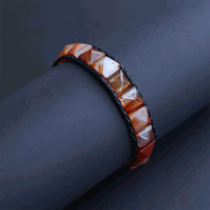 Kırmızı Akik Doğal Taş Piramit Bileklik